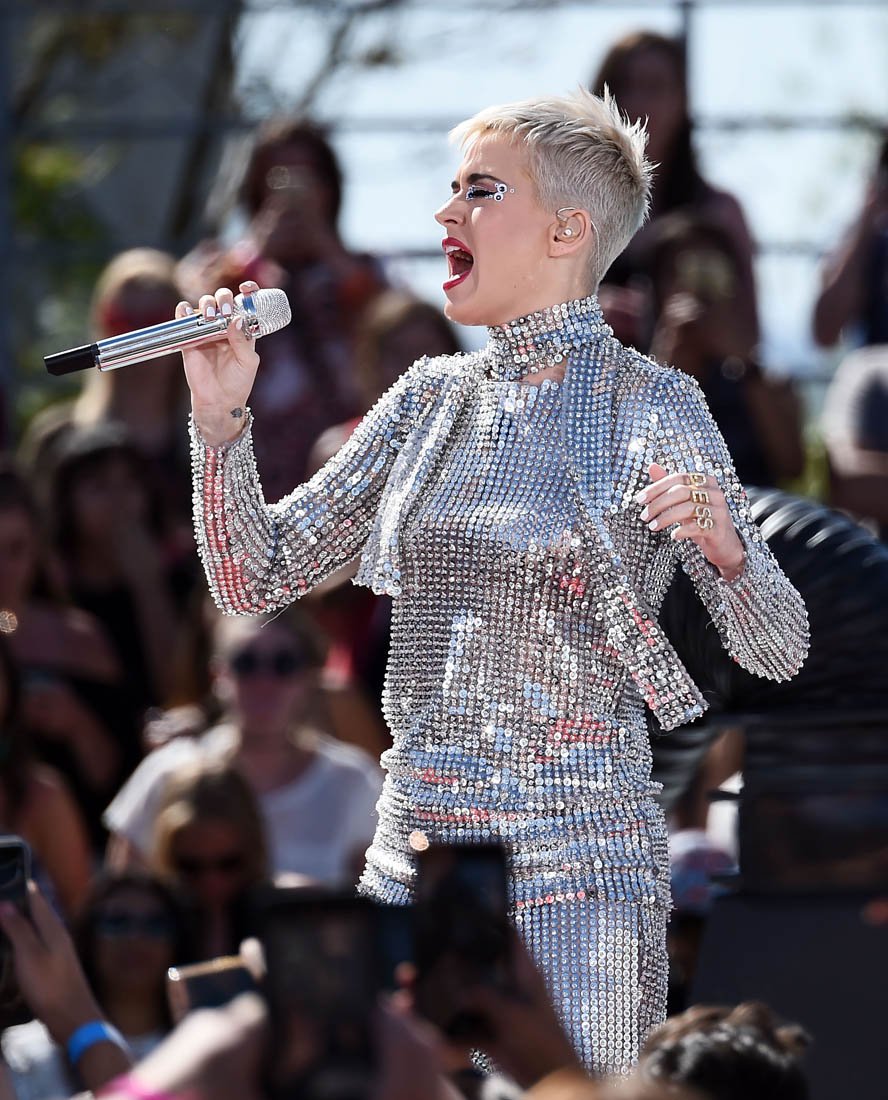 Katy Perry sparkles in Georgian designers’ costume in Los Angeles geotv.ge
